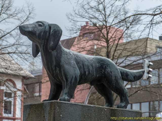 Buxtehude /  Wo der Hund mit dem Schwanz bellt