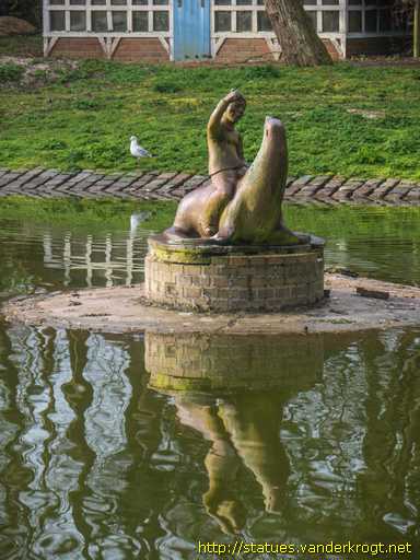 Cuxhaven /  Junge auf Robbe reitend