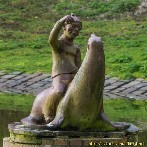 Cuxhaven /  Junge auf Robbe reitend