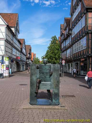 Celle /  Homme passant la porte - Ein Mann durchstößt die Pforte