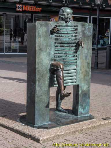 Celle /  Homme passant la porte - Ein Mann durchstößt die Pforte