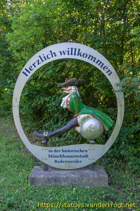 Bodenwerder /  Willkommensschild der Münchhausenstadt Bodenwerder