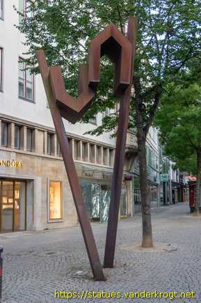 Hildesheim /  Zwei Häuser zwischen Stangen
