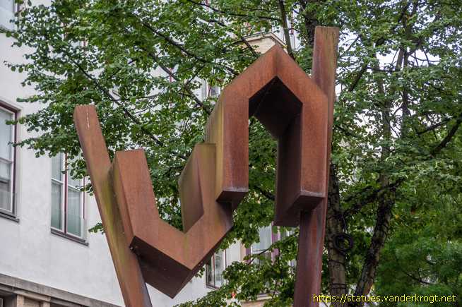 Hildesheim /  Zwei Häuser zwischen Stangen