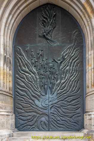 Hildesheim /  Bronzetür der St. Andreas-Kirche: Errettung am Schilfmeer