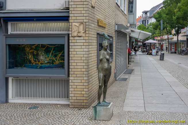 Hildesheim /  Frau mit Vogel