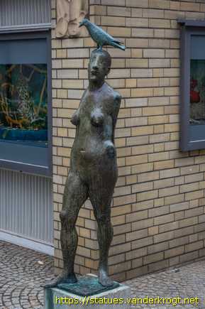 Hildesheim / Frau mit Vogel