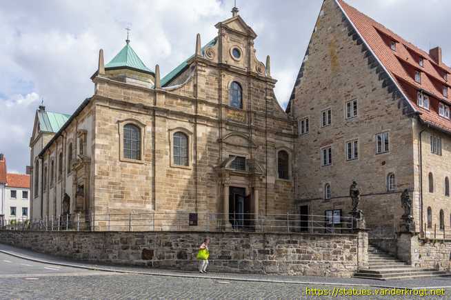 Hildesheim /  Heiligenstatuen an der Heilig-Kreuz-Kirche