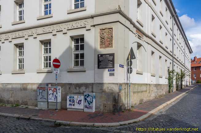 Hildesheim /  Reliefstein mit einen Schutzmantelmadonna