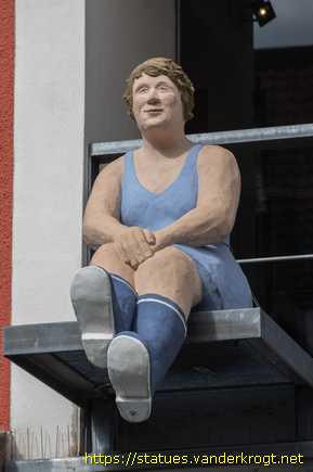 Braunschweig /  Sitzende Frau