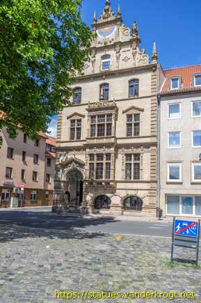 Braunschweig /  Porträtmedaillons am Bankhaus Löbbecke