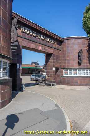 Peine /  Bierfaßträger und Erntehelfer