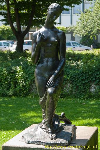 Duisburg /  Die Kniende