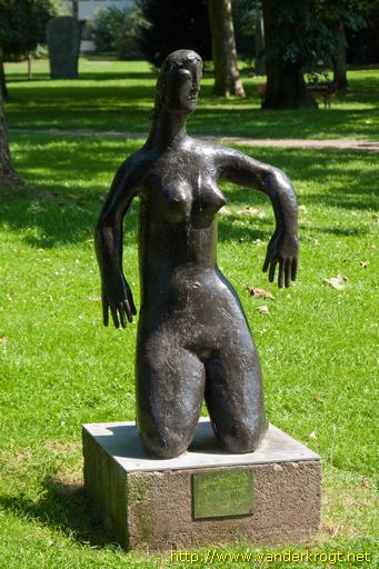 Duisburg /  Kniende Figur