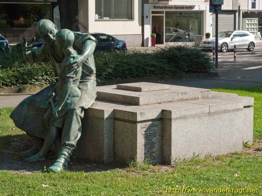 Düsseldorf /  Schmied mit Knabe