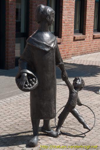 Anholt /  Marktfrau mit Eierkorb und Kind - 'Eierfrau'