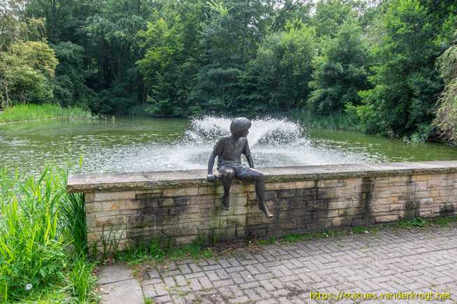 Rheine /  Sitzender Junge