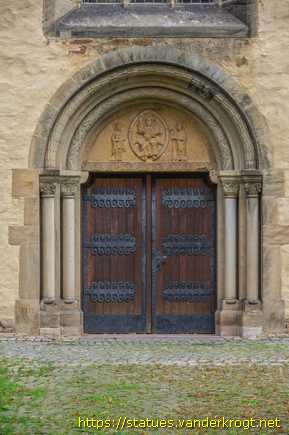 Enger /  Tympanon mit Christus, Maria und St. Dionysius