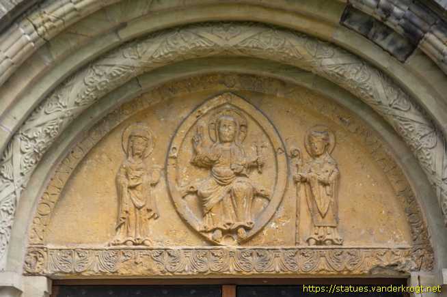 Enger /  Tympanon mit Christus, Maria und St. Dionysius