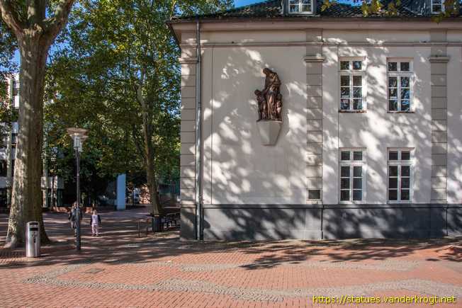 Frechen /  Mutter mit drei Kindern