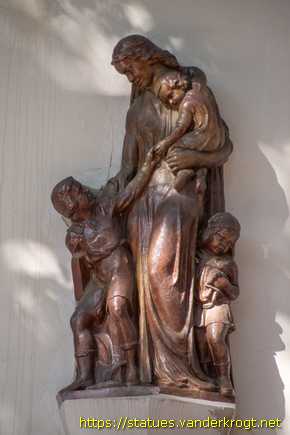 Frechen /  Mutter mit drei Kindern