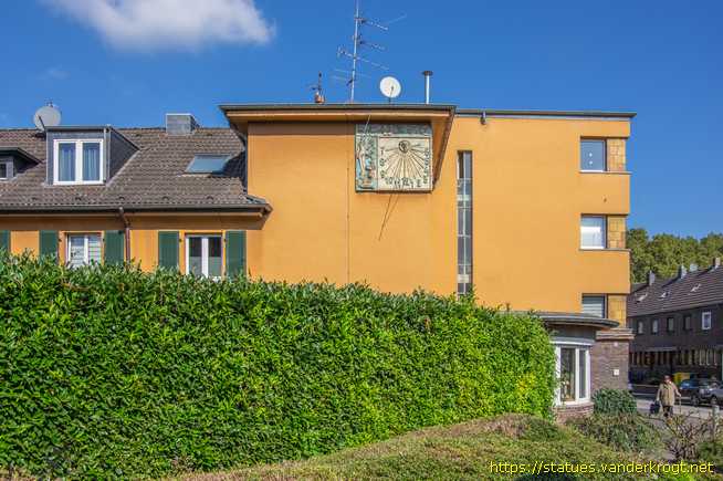 Frechen /  Keramisch Relief 'Sonnenuhr'