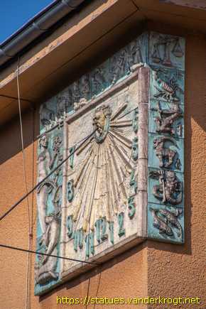 Frechen /  Keramisch Relief 'Sonnenuhr'