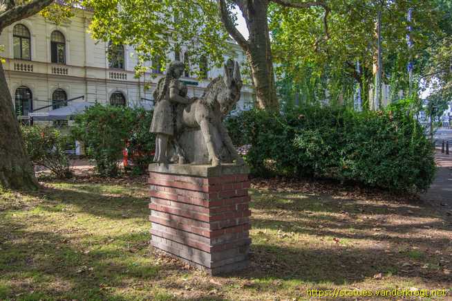 Frechen /  Kindergruppe um störrischen Esel