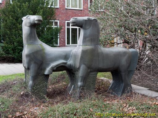 Dortmund /  Pferdeskulpturen mit Brunnen