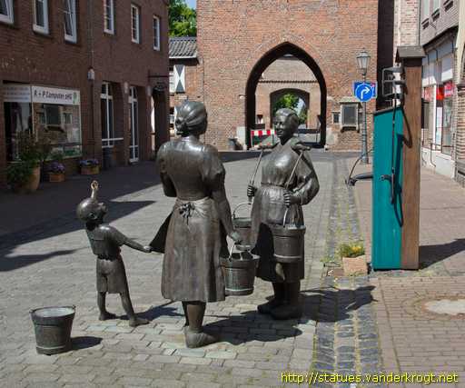 Xanten /  Frauen an der Wasserpumpe