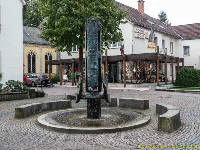Schlangen /  Dorfbrunnen