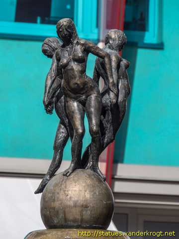 Bonn /  Drei Grazien-Brunnen