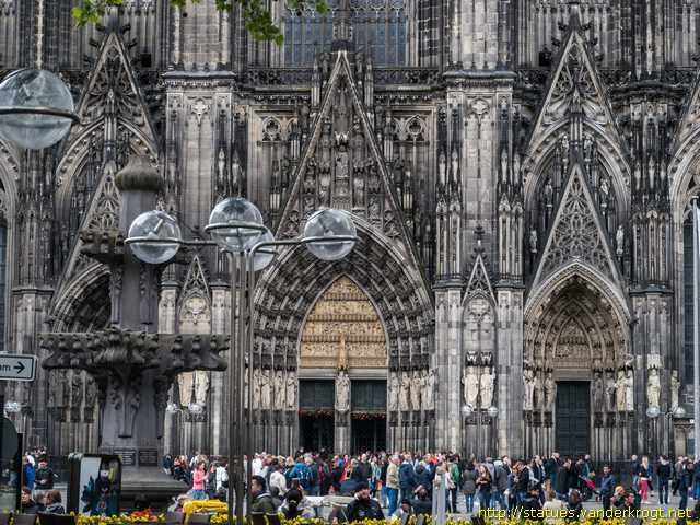 Köln /  Statuen am Westfassade des Kölner Doms