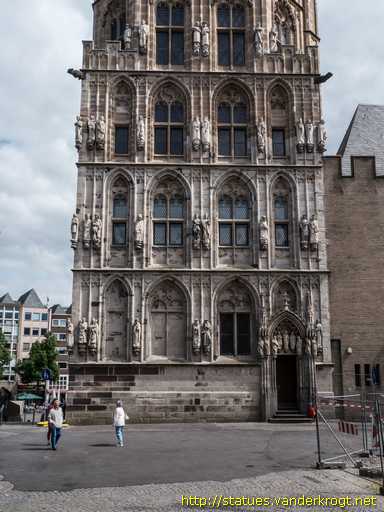 Köln /  Statuen am Rathausturm