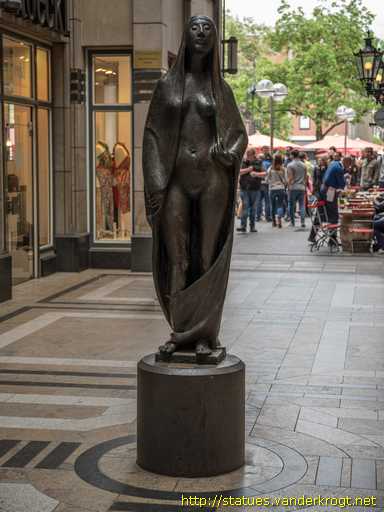 Köln /  Gaea II, halbverhüllt