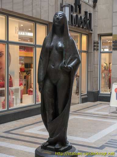 Köln /  Gaea II, halbverhüllt