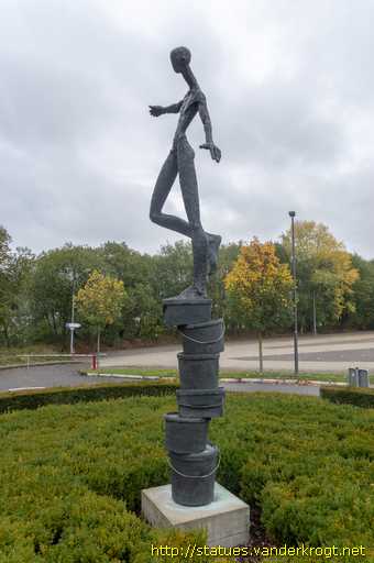 Wipperfürth /  Figur die auf Eimern balanciert