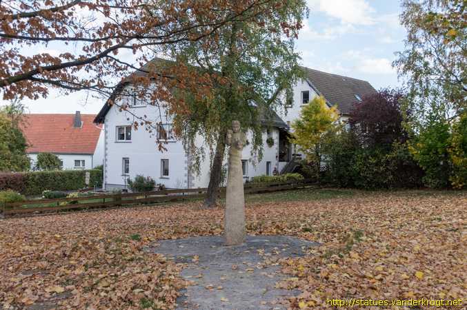 Giershagen /  Denkmal für Bildhauer Papen
