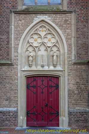 Straelen /  Heiligenstatuen an der Sankt Peter und Paul Kirche