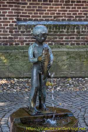 Kevelaer /  Bub mit Fisch