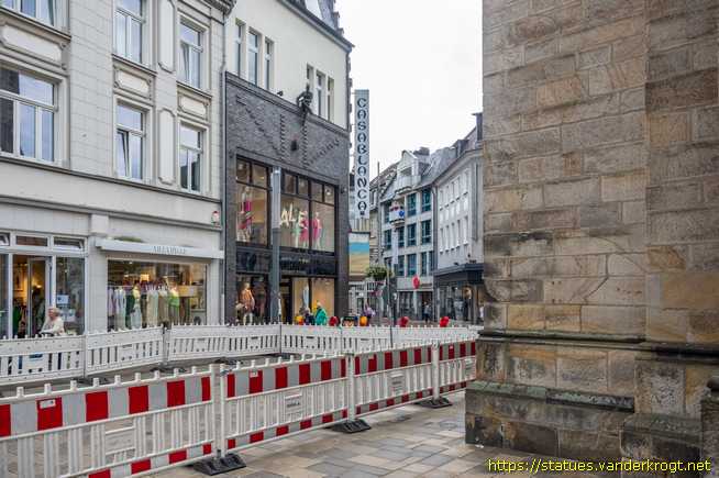 Buer /  Sitzende Figur aus Blech