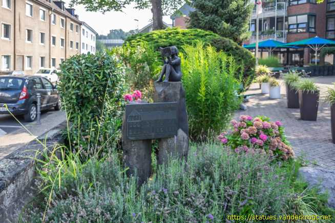 Erkrath /  Lesendes Mädchen