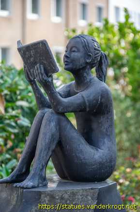 Erkrath /  Lesendes Mädchen