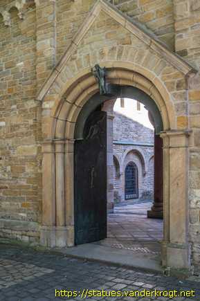 Essen /  Bronzetüre des Nordportals des Atriums