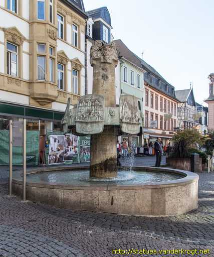 Bingen am Rhein /  Markbrunnen mit Motiven aus der Binger Geschichte