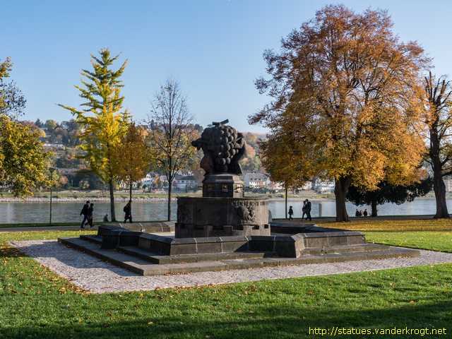 Koblenz /  Wein- oder Traubenträgerbrunnen