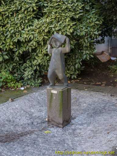 Koblenz /  Kind mit einem aufgeklappten Buch auf dem Kopf