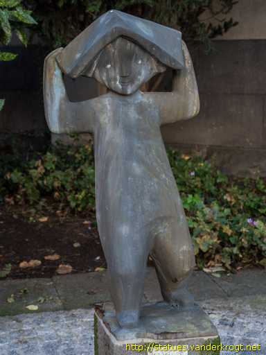 Koblenz /  Kind mit einem aufgeklappten Buch auf dem Kopf