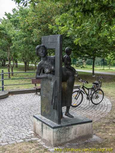 Stendal /  Wartende Fischersfrau am Fenster