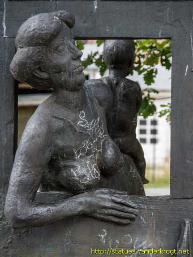 Stendal /  Wartende Fischersfrau am Fenster